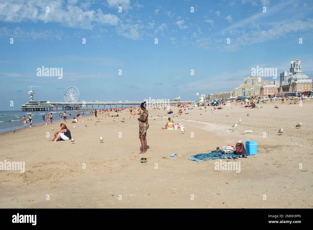 Scheveningen, Den Haag, die Nederlands, Blick auf den Strand an einem Sonntag in der Sommersaison mit dem Pier Stockfoto