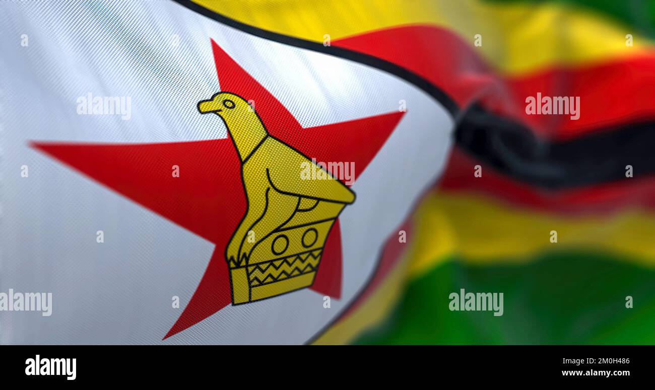 Nahaufnahme der simbabwischen Nationalflagge, die im Wind weht. Die Republik Simbabwe ist ein Land in Südostafrika. Texturiertes Bac Stockfoto