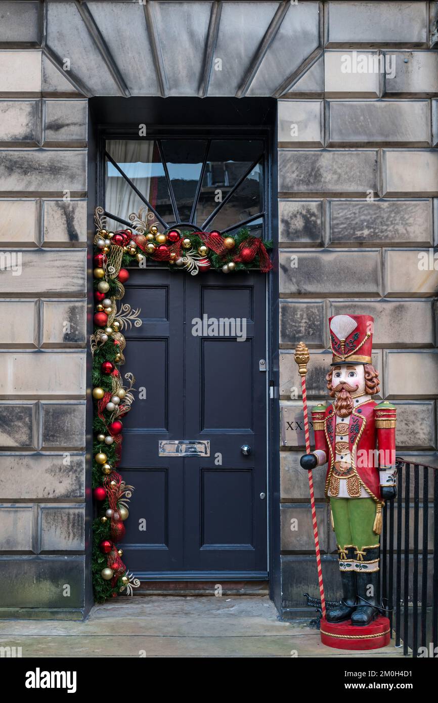 Edinburgh New Town, Schottland, Großbritannien, 6.. Dezember 2022. Kränze und Dekorationen der Weihnachtstüren: Die Bewohner der georgianischen Stadthäuser in der Neustadt sind bekannt für ihre prächtigen Dekorationen. Eine Vordertür mit einer Weihnachtsgirlande und einer Nussknacker-Soldatenfigur. Kredit: Sally Anderson/Alamy Live News Stockfoto