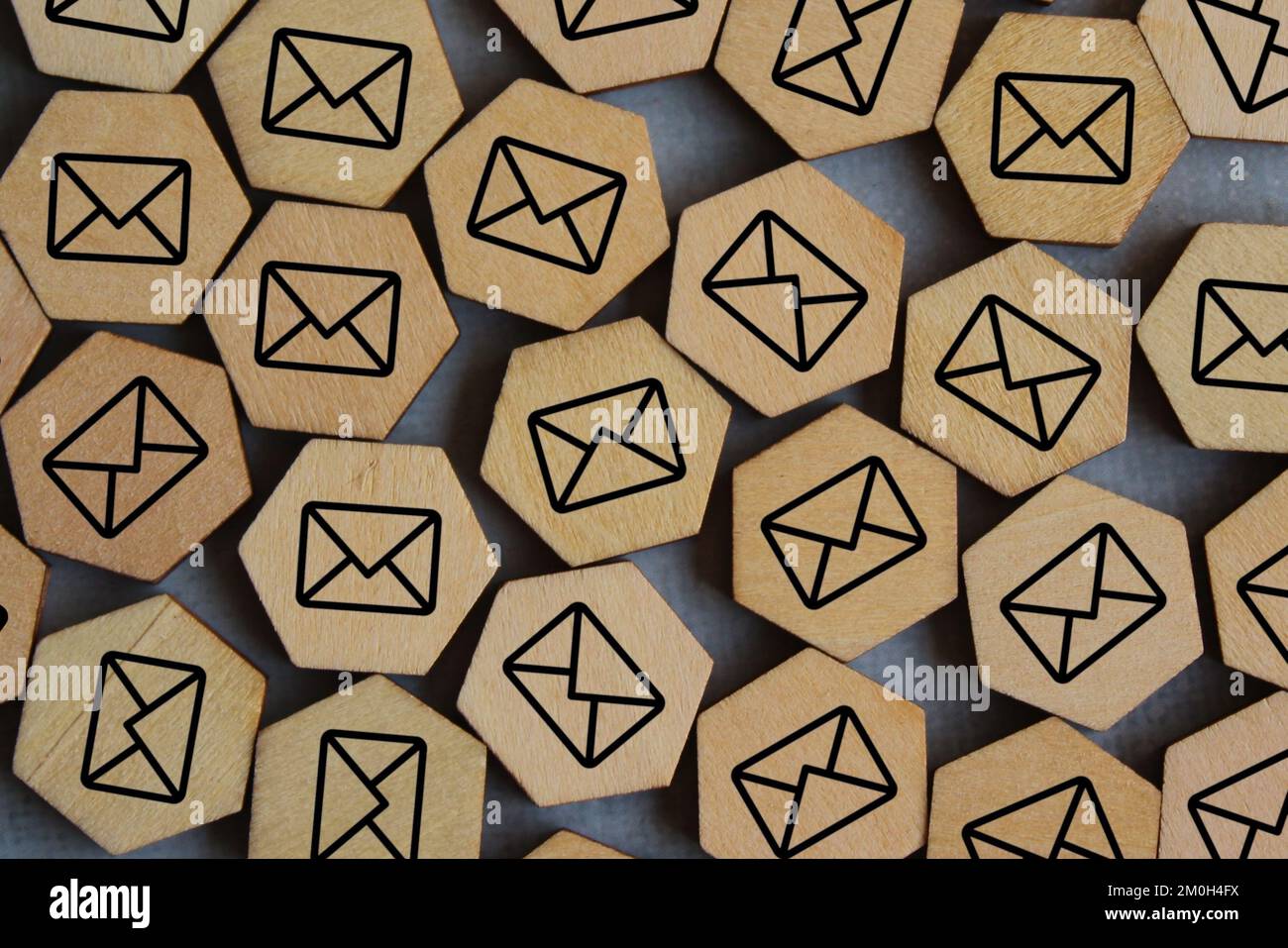 Bild von oben mit Holzwürfeln und E-Mail-Symbol. Konzept für Junk-E-Mails, Spam-E-Mails und E-Mail-Überlastung Stockfoto