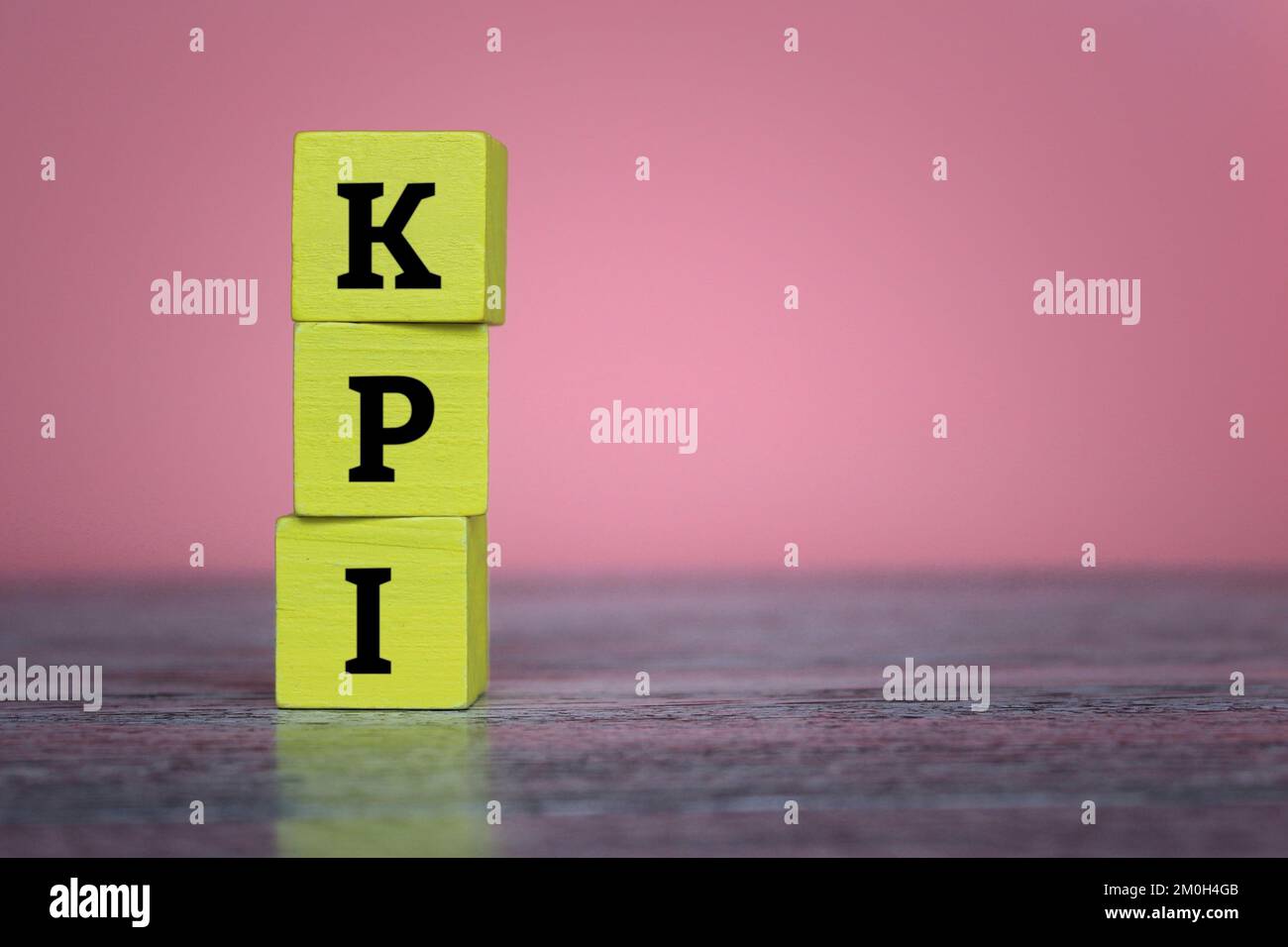 Holzwürfel mit Text KPI. KPI steht für Key Performance Indicator. Platz für Text kopieren Stockfoto