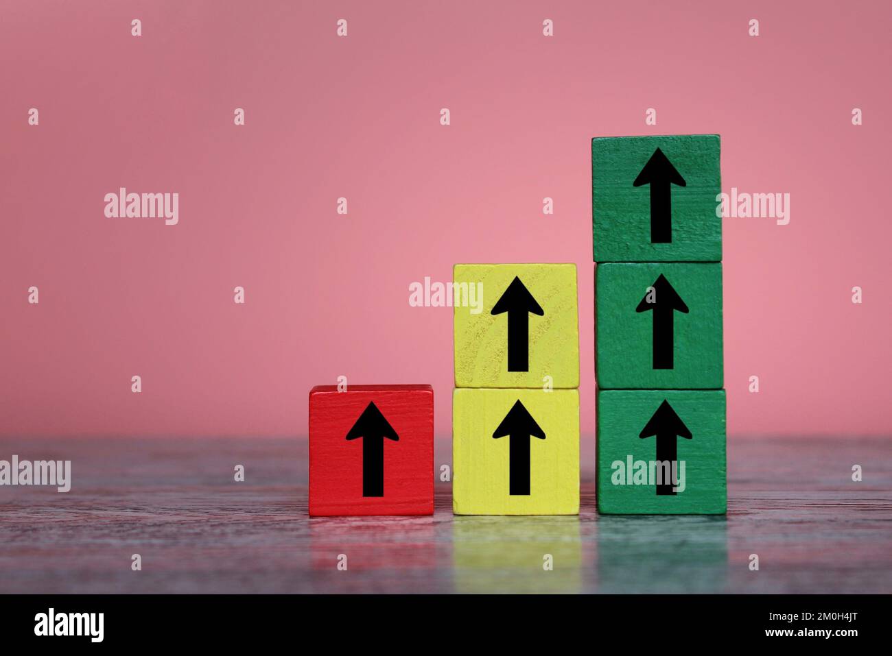 Pfeil nach oben und Holzwürfel. Wachstum, Level-up, Upgrade, Entwicklung und Fortschritt. Stockfoto