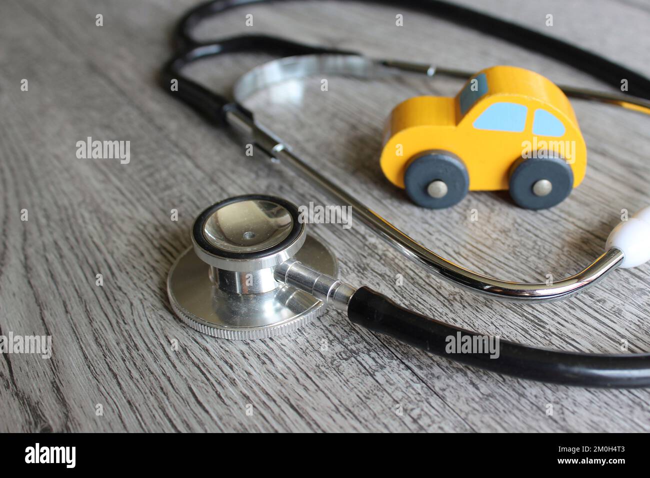 Spielzeugauto und Stethoskop. Diagnose-, Inspektions-, Reparatur- und Wartungskonzept für die Automobilindustrie. Stockfoto