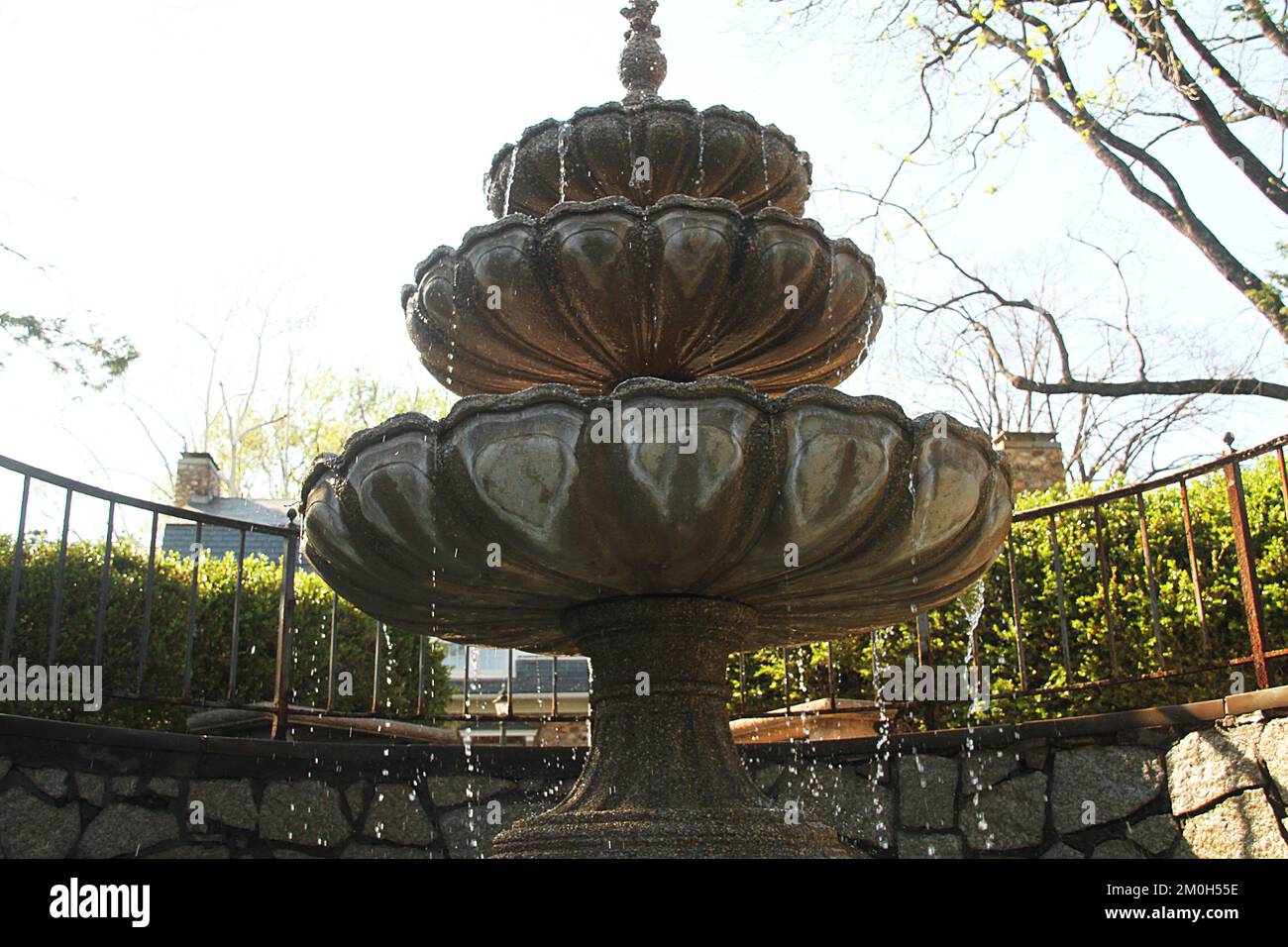 Wasserbrunnen in kleinen Gärten in den USA Stockfoto