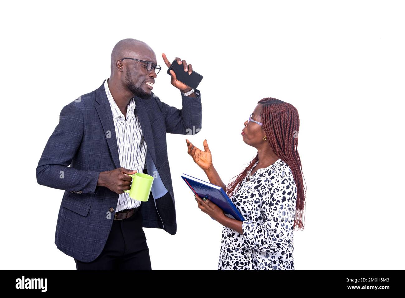 Geschäftsmann mit einer Tasse Kaffee und Geschäftsfrau mit Dokumenten, die sich bei der Arbeit unterhalten. Stockfoto