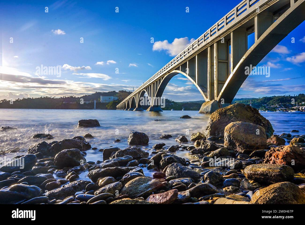 Felsen und Brücken in der Bucht Stockfoto