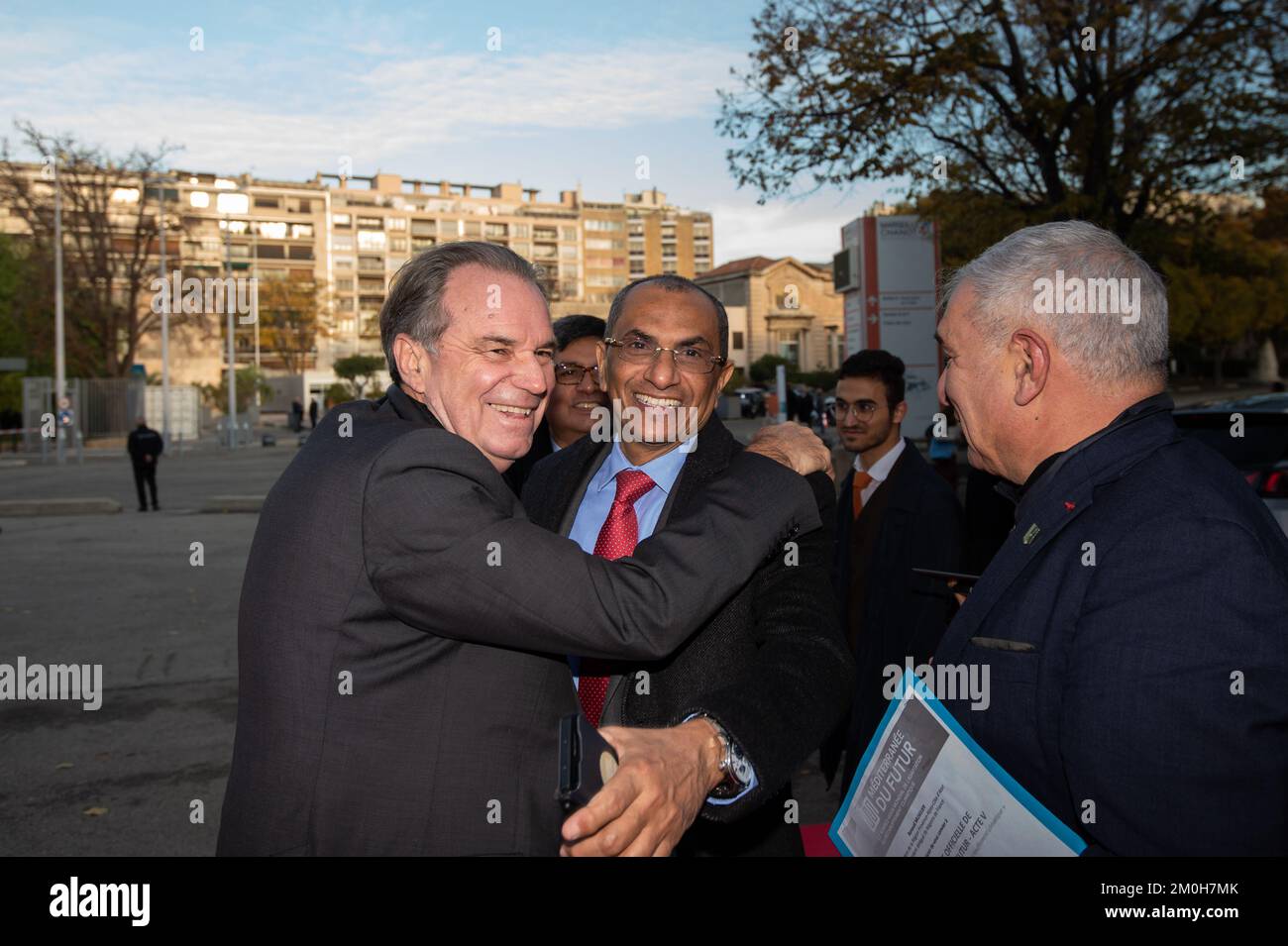 Marseille, Frankreich. 06.. Dezember 2022. Renaud Muselier begrüßt Dschibutis Dr. Nabil Mohamed Ahmed, Minister für Bildung und Forschung, bei seiner Ankunft am "Mittelmeer der Zukunft". Das "Mittelmeer der Zukunft - Akt V", das im Parc Chanot stattfindet, ist ein internationales Treffen, auf dem die Mittelmeerländer zum Thema Ökologie zusammenkommen und Erfahrungen und Lösungen austauschen können. Kredit: SOPA Images Limited/Alamy Live News Stockfoto