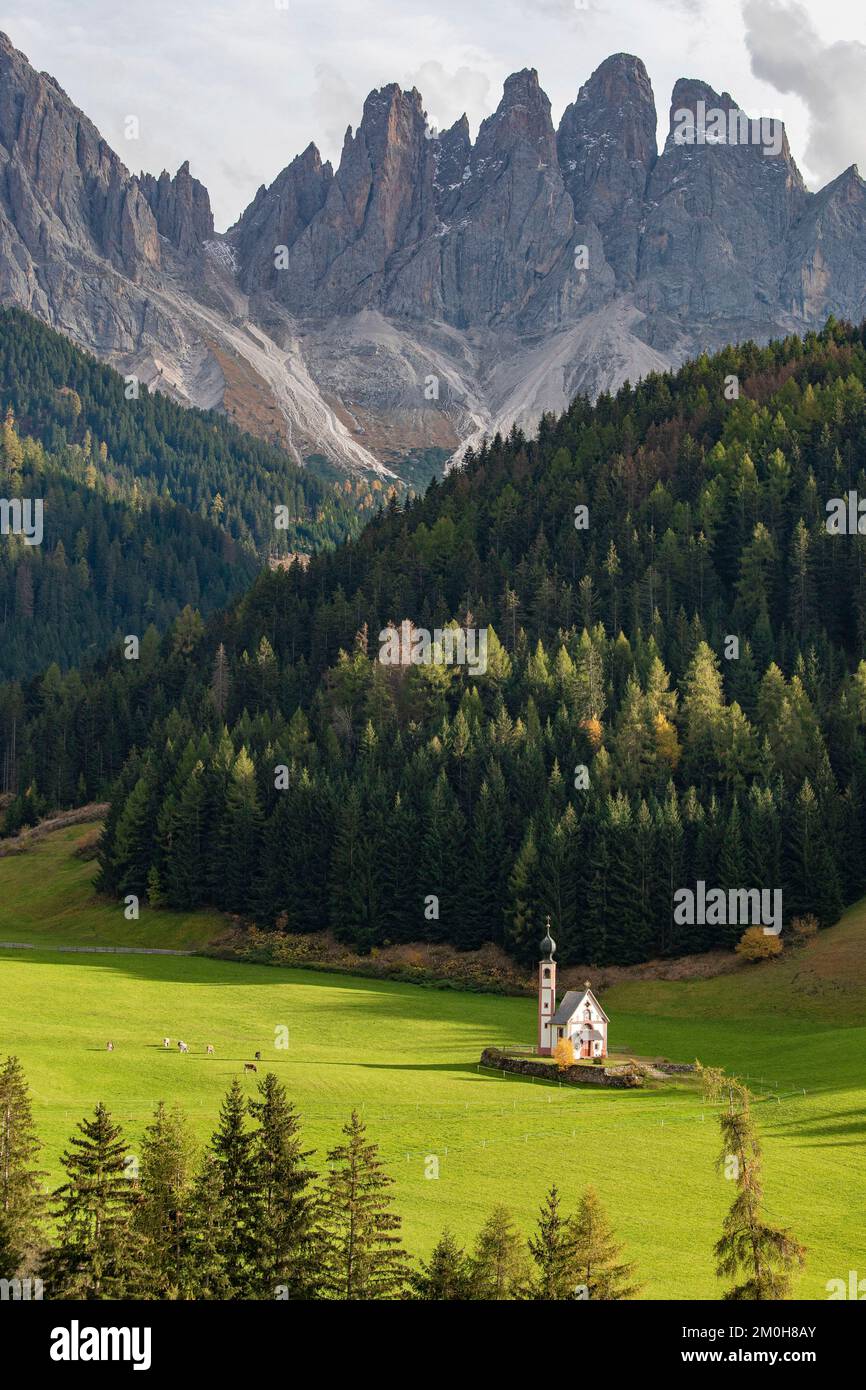 Italien, Trentino Südtirol, Funes-Tal, Santa Magdalena, St. Johann-Kapelle Stockfoto