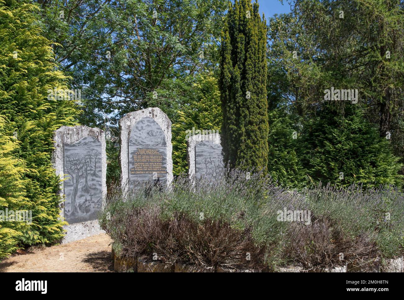 Frankreich, Lozere, Saint Alban sur Limagnole, der Friedhof der Narren, das Gedicht von Paul Eluard Stockfoto