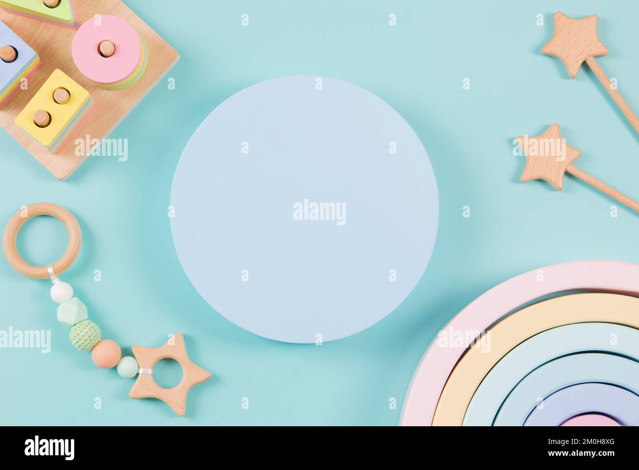 Leerer runder Podiumständer und natürliches ökologisches, abfallfreies Lernspielzeug aus Holz auf hellblauem Hintergrund. Montessori, Eco Stockfoto