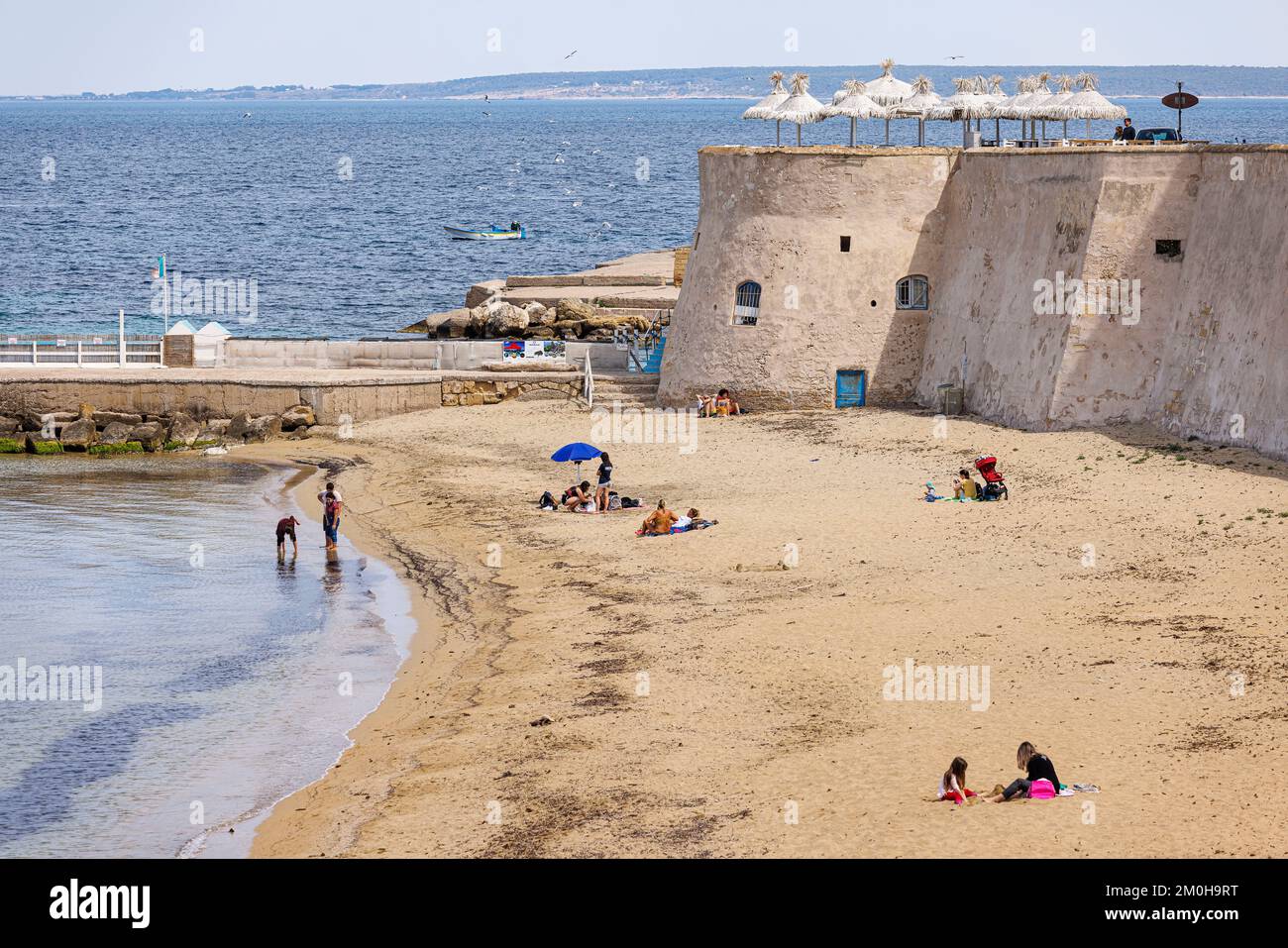 Italien, Apulien, Gallipoli, Spiaggia della Purita und die ummauerte Stadt Stockfoto