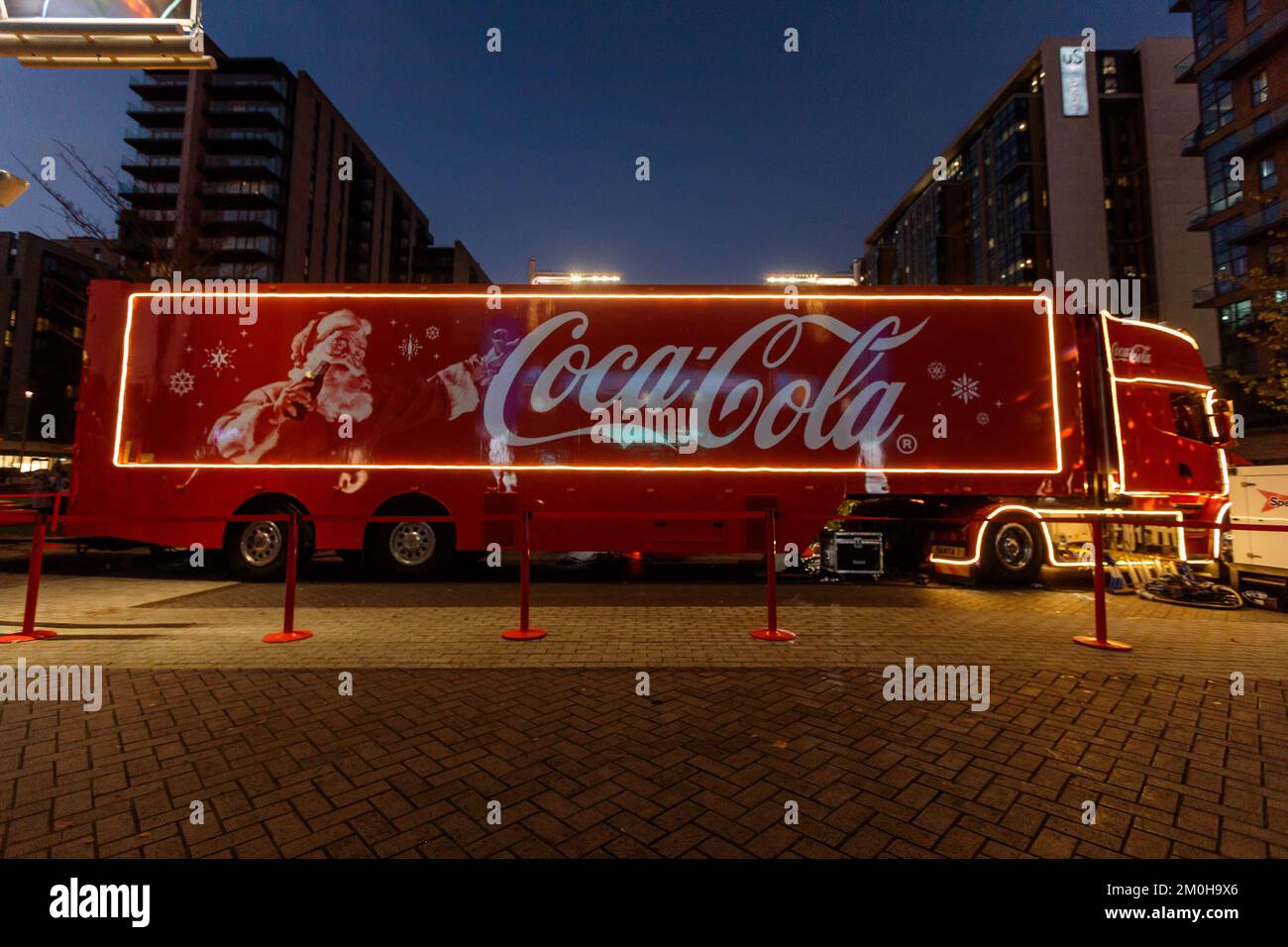 Der berühmte Coca-Cola-Weihnachtswagen hält auf dem Olympic Way vor dem Wembley Stadium auf der UK Tour 2022. Foto: Amanda Rose/Alamy Stockfoto