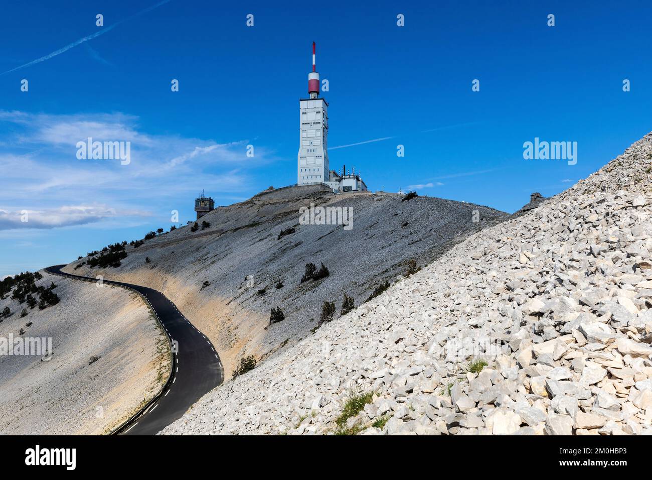 Frankreich, Vaucluse, Mont Ventoux Regional Natural Park, Beaumont du Ventoux, Landstraße D974, Nordhang, Gipfel des Mont Ventoux (1912 m) Stockfoto