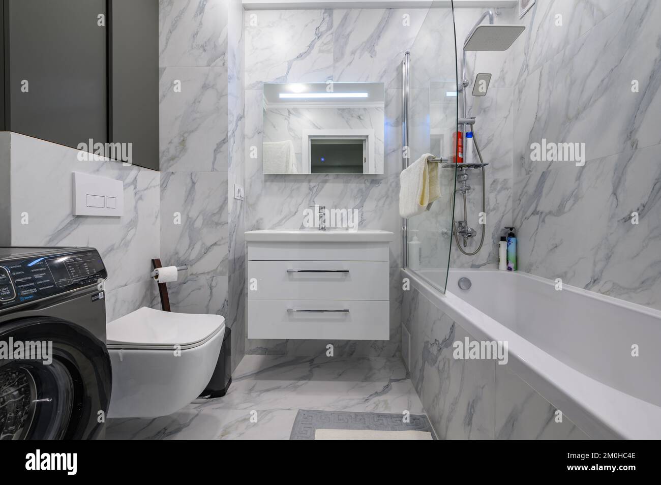 Modernes Badezimmer mit weißem Marmor Stockfoto