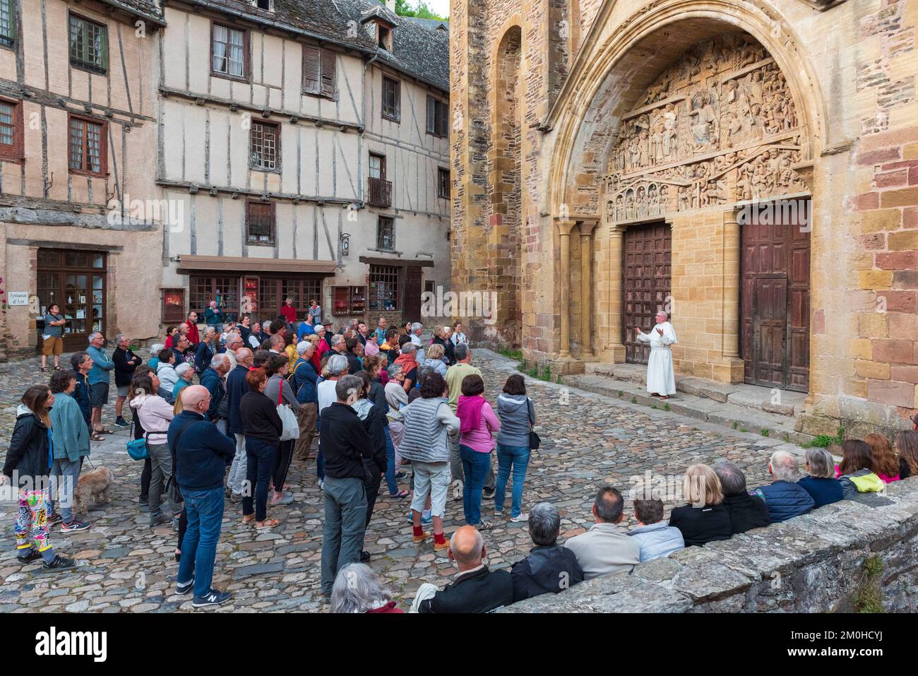 Frankreich, Aveyron, Conques, eines der schönsten Dörfer Frankreichs, Bühne auf dem Weg nach Compostela, Sainte Foy Romanesque Abbey, das von der UNESCO zum Weltkulturerbe erklärt wurde, beschreibt Bruder Jean Daniel das Tympanum des Letzten Gerichts Stockfoto
