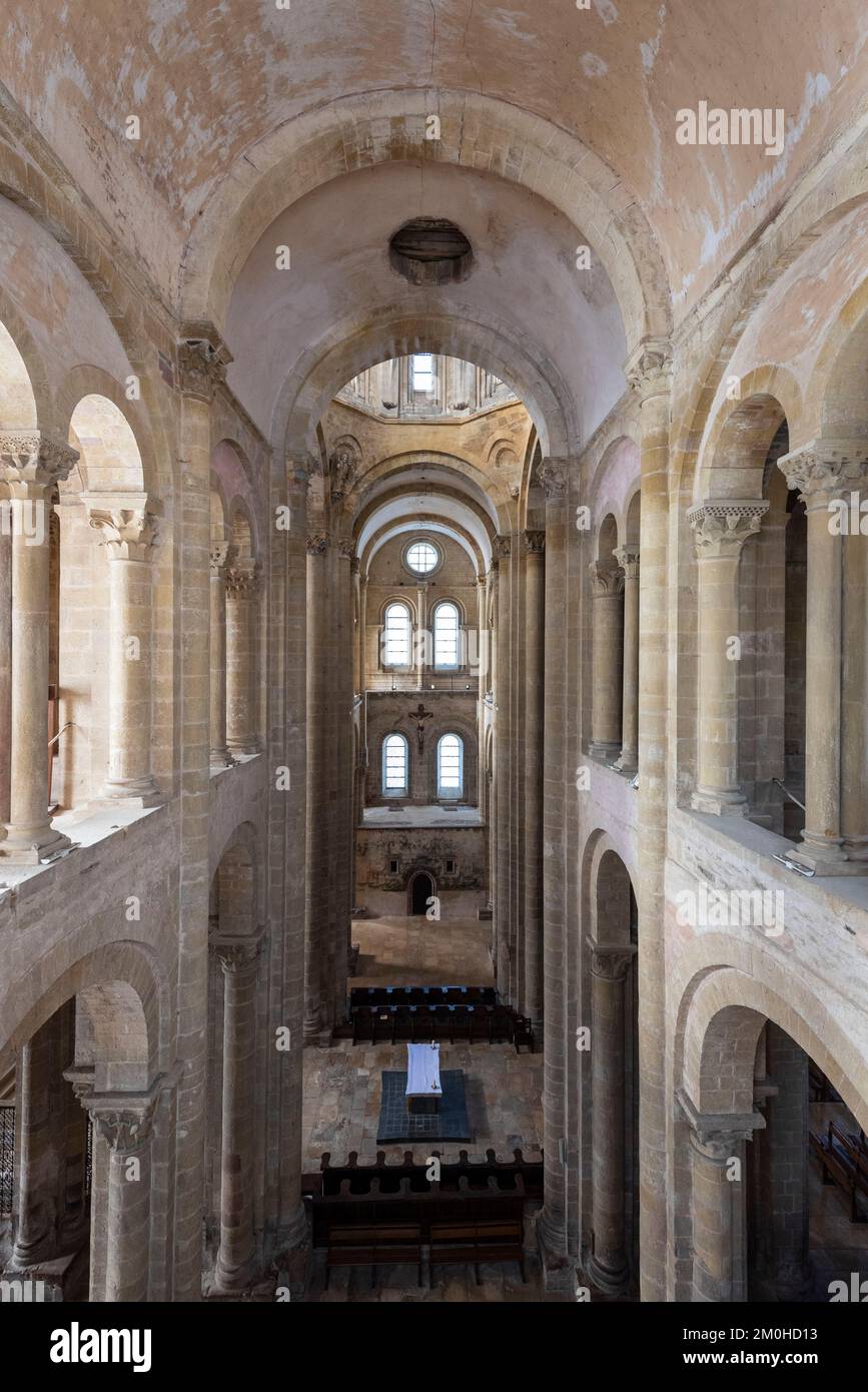 Frankreich, Aveyron, Conques, eines der schönsten Dörfer Frankreichs, Bühne auf dem Weg nach Compostela, Sainte Foy Romanesque Abbey, das zum UNESCO-Weltkulturerbe gehört, die Tribünen Stockfoto