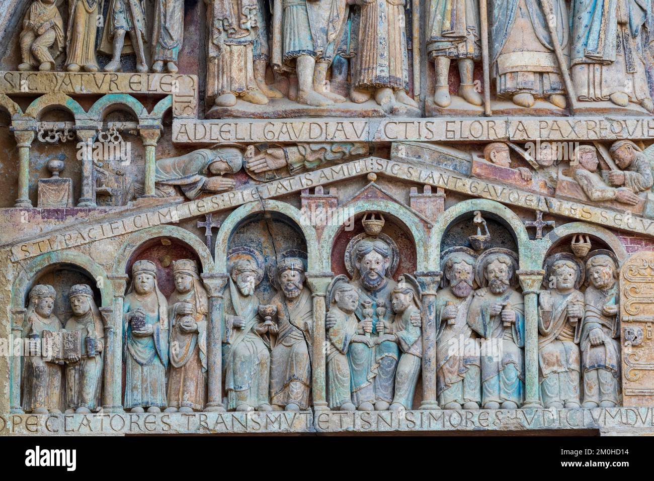 Frankreich, Aveyron, Conques, eines der schönsten Dörfer Frankreichs, Bühne auf dem Weg nach Compostela, Sainte Foy Romanesque Abbey, UNESCO-Weltkulturerbe, Tympanum des letzten Gerichts Stockfoto