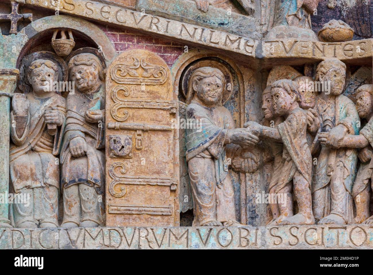 Frankreich, Aveyron, Conques, eines der schönsten Dörfer Frankreichs, Bühne auf dem Weg nach Compostela, Sainte Foy Romanesque Abbey, UNESCO-Weltkulturerbe, Tympanum des letzten Gerichts Stockfoto