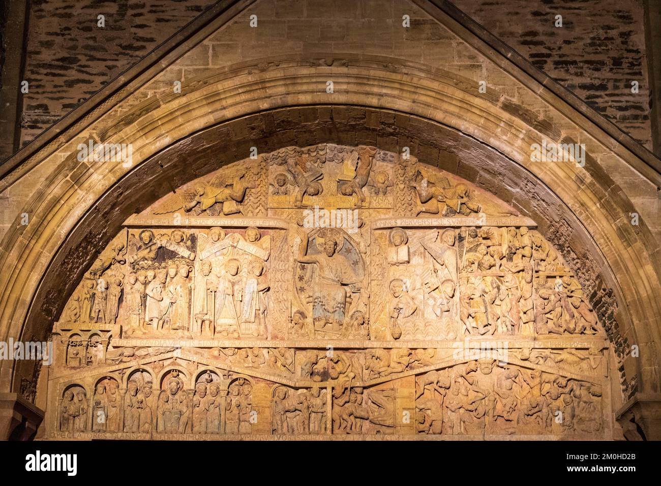 Frankreich, Aveyron, Conques, eines der schönsten Dörfer Frankreichs, Bühne auf dem Weg nach Compostela, romanische Abteikirche Sainte Foy, UNESCO-Weltkulturerbe, beleuchtetes Tympanum des letzten Gerichts Stockfoto