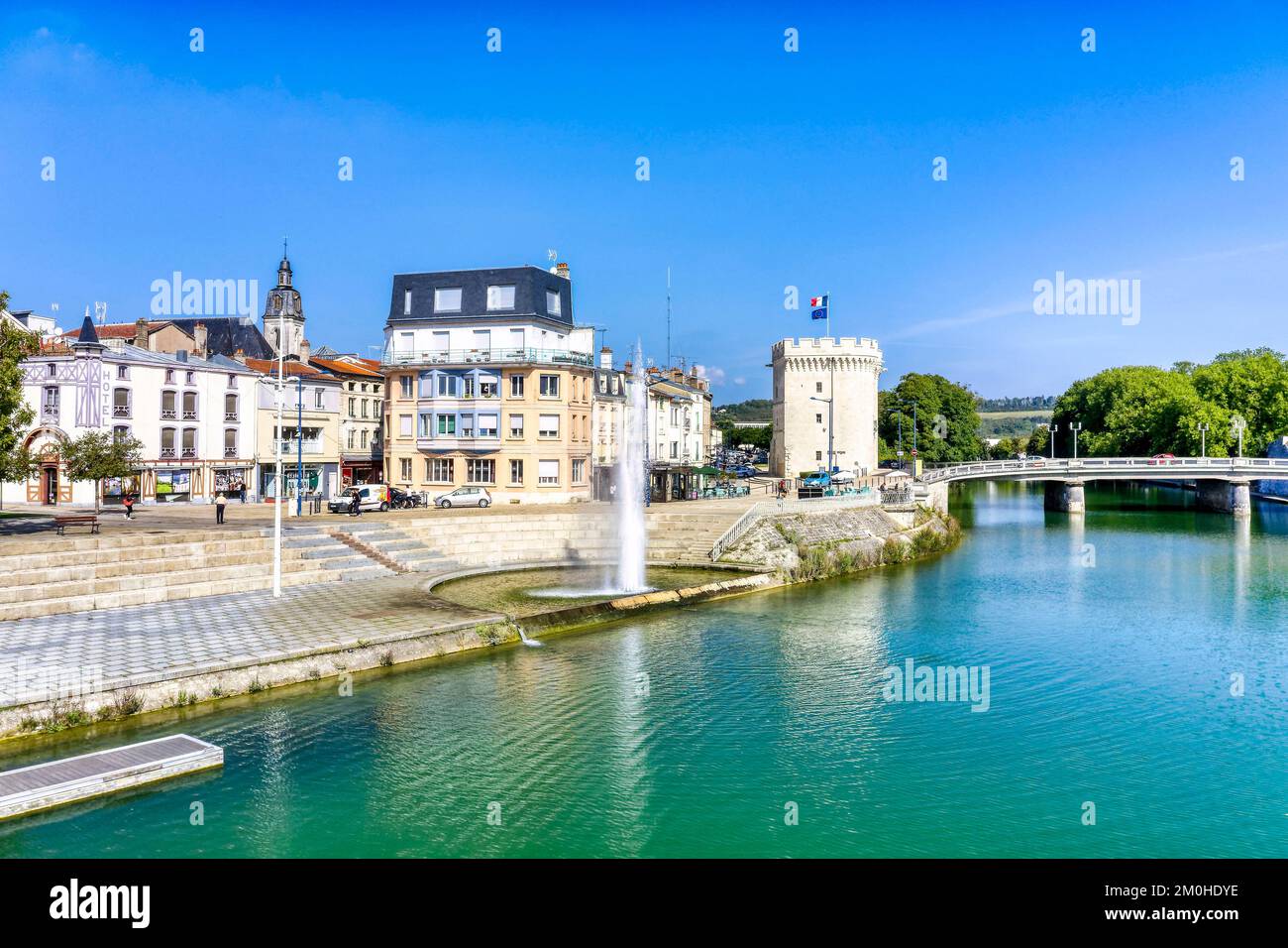 Stadt An Der Maas Frankreich Kreuzworträtsel Frankreich, Maas, Verdun, Quai de Londre und sein Wasserstrahl, im