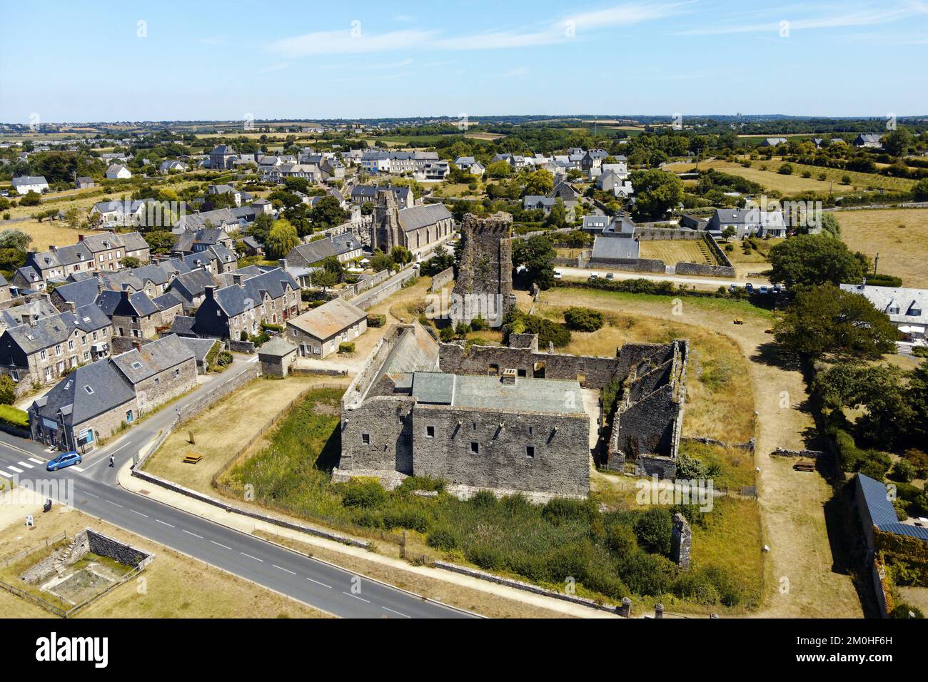 Frankreich, Manche (50), Cotentin, Regneville sur Mer, Schloss aus dem 14.. Jahrhundert und Kirche Notre Dame aus dem 12.. Jahrhundert (Luftaufnahme) Stockfoto