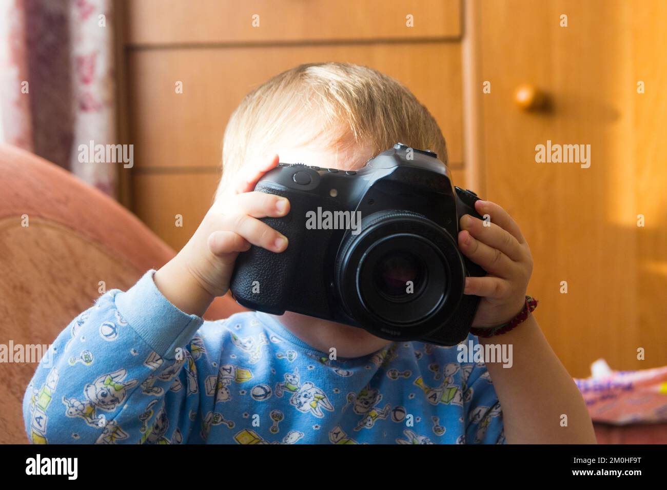 Ein kleines Kind spielt mit einer Nahaufnahme der Kamera. Stockfoto