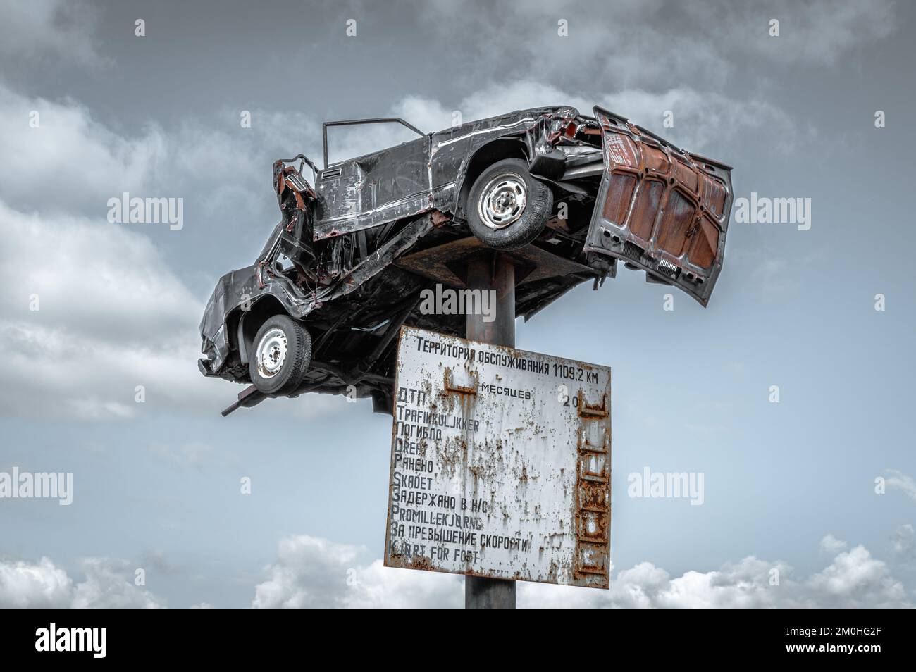 Ein zerschmettertes Auto wurde von einem Pfosten gegen den bewölkten Himmel durchdrungen. Sredny-Halbinsel, Russland. Stockfoto