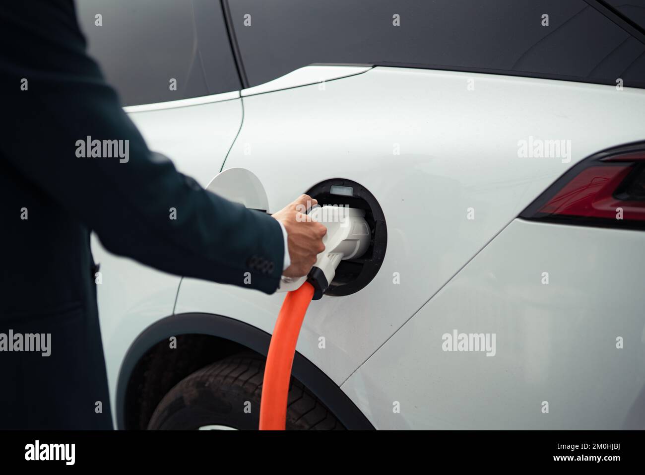 Nahaufnahme des Ladevorgangs des Elektrofahrzeugs Stockfoto