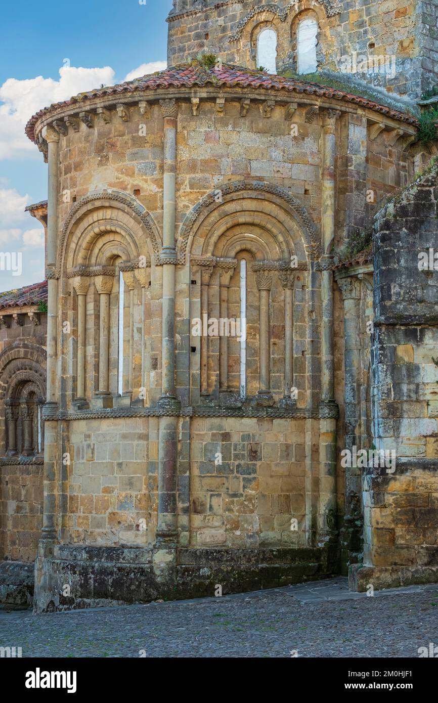 Spanien, Provinz Kantabrien, Santillana del Mar, Bühne auf dem Camino del Norte, spanische Wallfahrtsroute nach Santiago de Compostela, Kollegialkirche Santa Juliana, romanisches Gebäude aus dem 12.. Jahrhundert Stockfoto