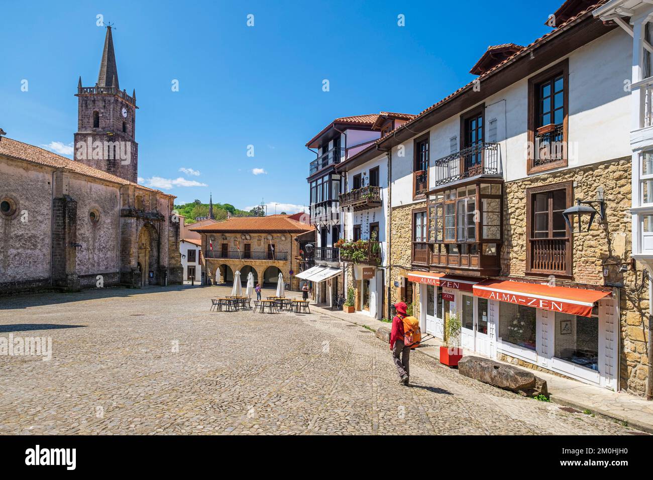 Spanien, Provinz Kantabrien, Comillas, Wanderung auf dem Camino del Norte, spanische Wallfahrtsroute nach Santiago de Compostela, Verfassungsplatz Stockfoto