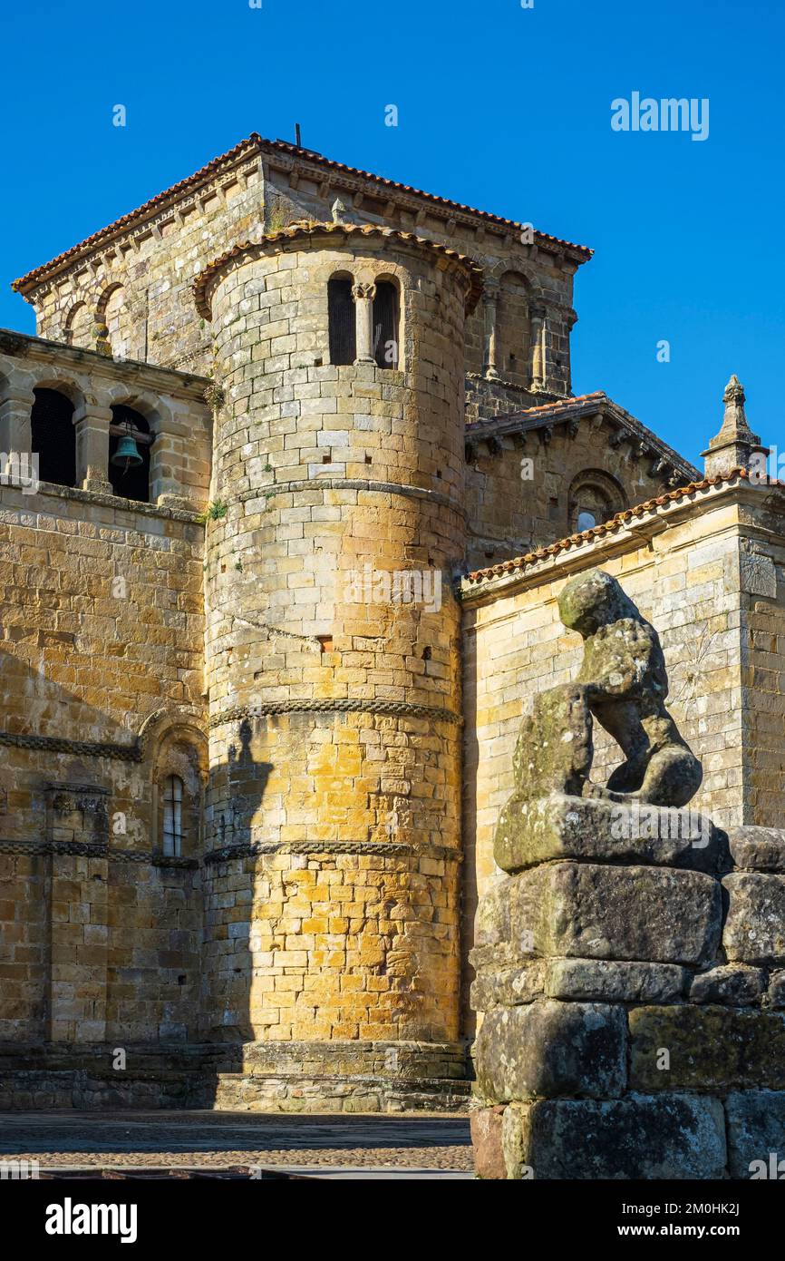 Spanien, Provinz Kantabrien, Santillana del Mar, Bühne auf dem Camino del Norte, spanische Wallfahrtsroute nach Santiago de Compostela, Kollegialkirche Santa Juliana, romanisches Gebäude aus dem 12.. Jahrhundert Stockfoto