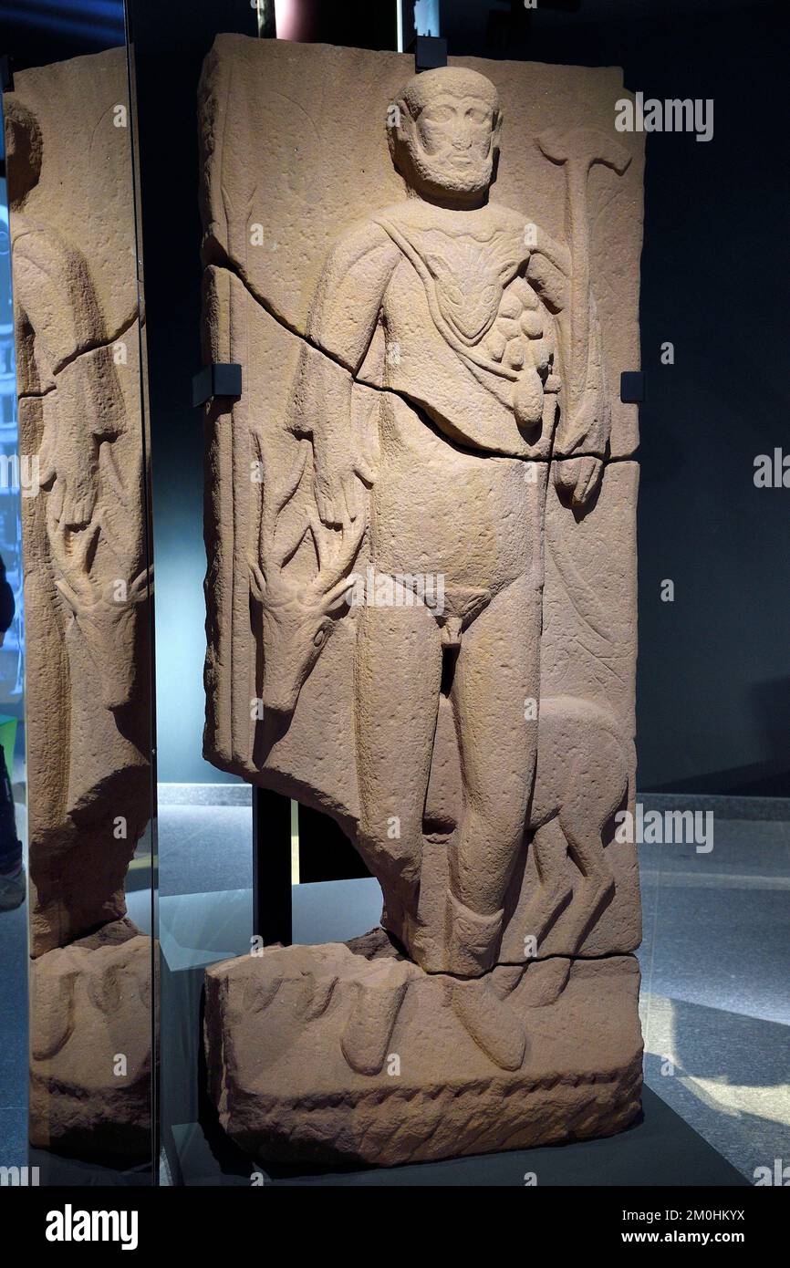 Frankreich, Haut Rhin, Hautes-Vosges, Col de la Schlucht, Entdeckungsgebiet, das Ihnen die Geschichte dieses symbolträchtigen Ortes in den Vogesen vermittelt, Stele, die den Gott Vosegus als Jäger mit einem Reh hinter sich repräsentiert Stockfoto