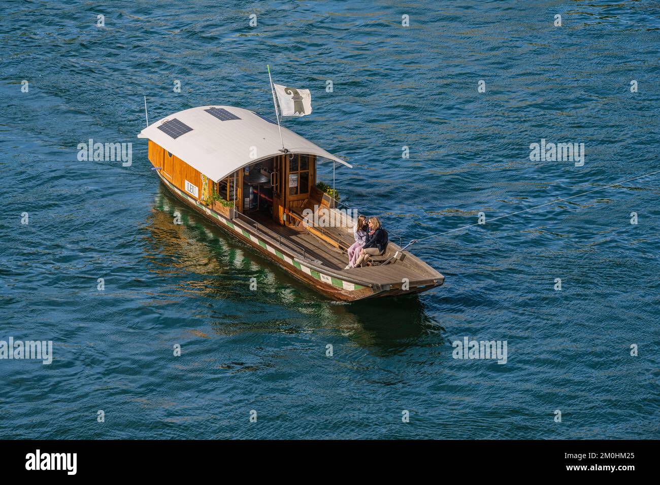 Schweiz, Kanton Basel-Stadt, Basel, eine der vier kleinen Fähren, die F?hri, die seit dem 19.. Jahrhundert in Betrieb sind und die Ufer des Rheins verbinden Stockfoto