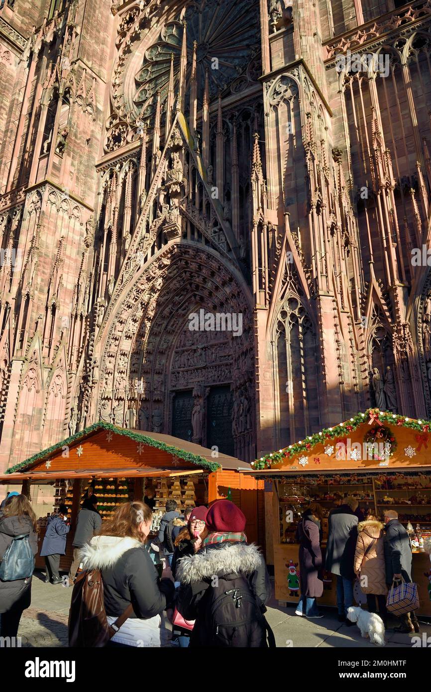 Frankreich, Bas Rhin, Straßburg, Altstadt, UNESCO-Weltkulturerbe, Kathedrale Notre Dame, Weihnachtsmarkt (Christkindelsmarik) am Fuße der Kathedrale Notre Dame Stockfoto