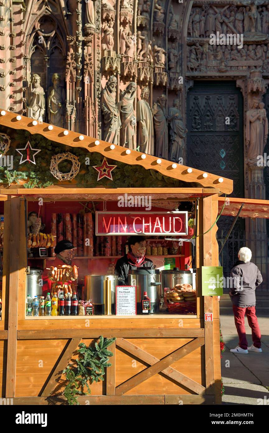 Frankreich, Bas Rhin, Straßburg, Altstadt, UNESCO-Weltkulturerbe, Kathedrale Notre Dame, Weihnachtsmarkt (Christkindelsmarik) am Fuße der Kathedrale Notre Dame Stockfoto