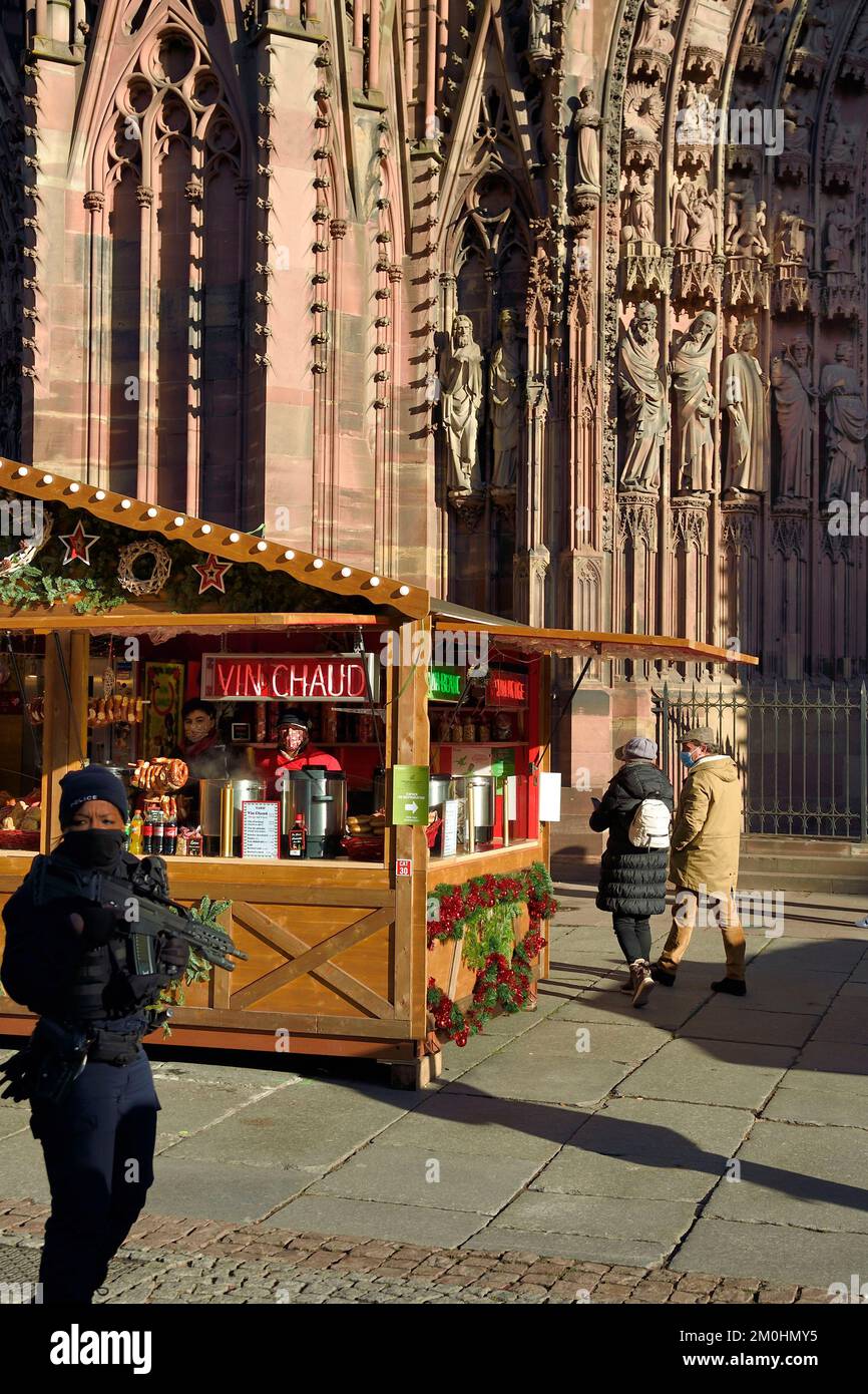 Frankreich, Bas Rhin, Straßburg, Altstadt, UNESCO-Weltkulturerbe, Kathedrale Notre Dame, Weihnachtsmarkt (Christkindelsmarik) am Fuße der Kathedrale Notre Dame Stockfoto