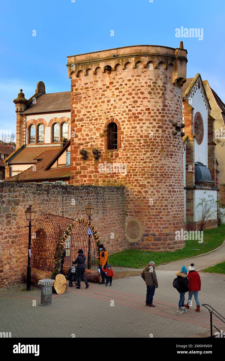 Frankreich, Bas Rhin, Obernai, der Porte Swal der Stadtmauer Rue du Mar?chal Foch, der Turm und die Synagoge aus dem 19.. Jahrhundert im Hintergrund Stockfoto