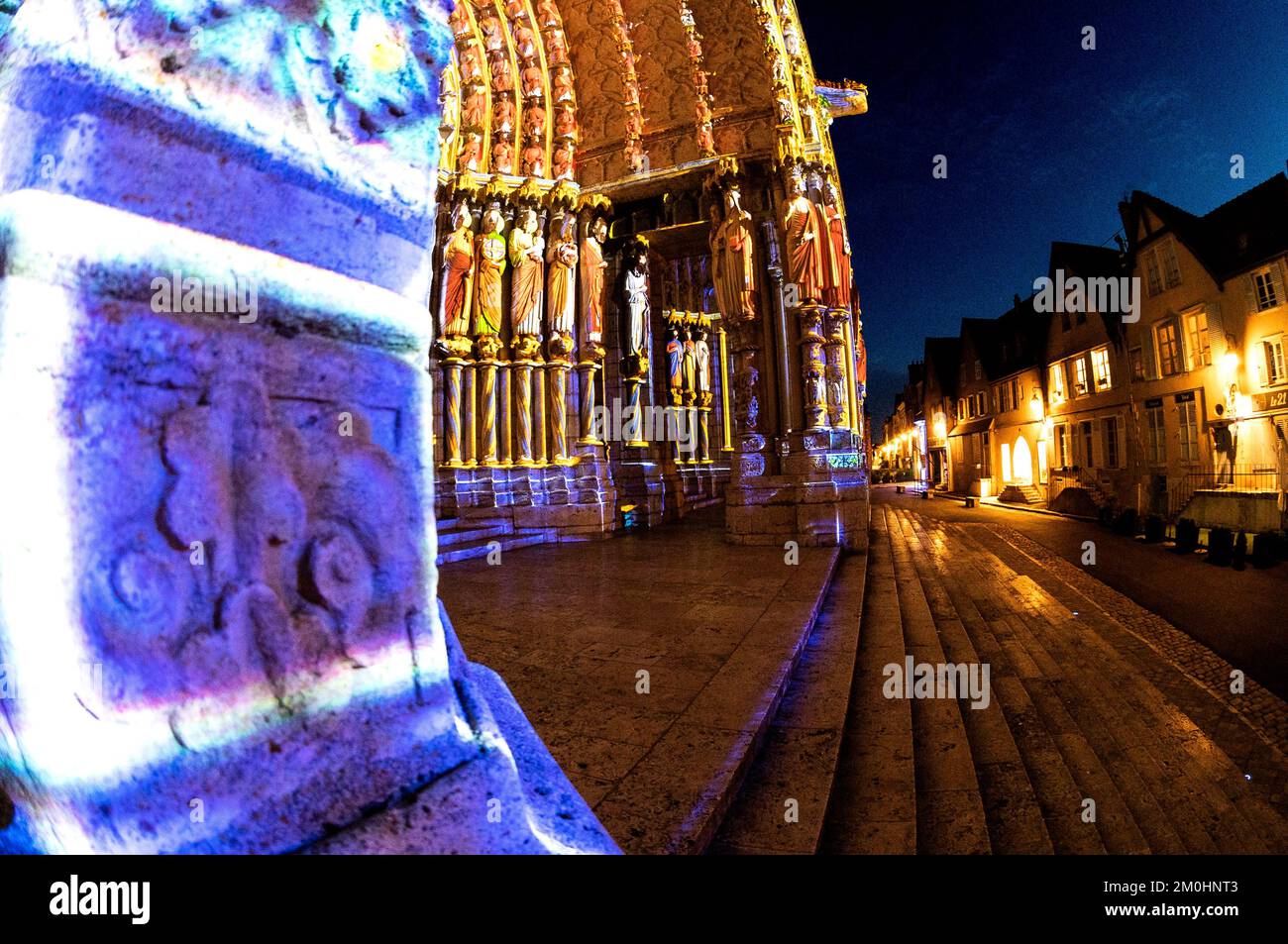 Frankreich, Eure et Loir, Chartres, Südeingang der Kathedrale Our-Lady de Chartres während Chartres im Licht Stockfoto