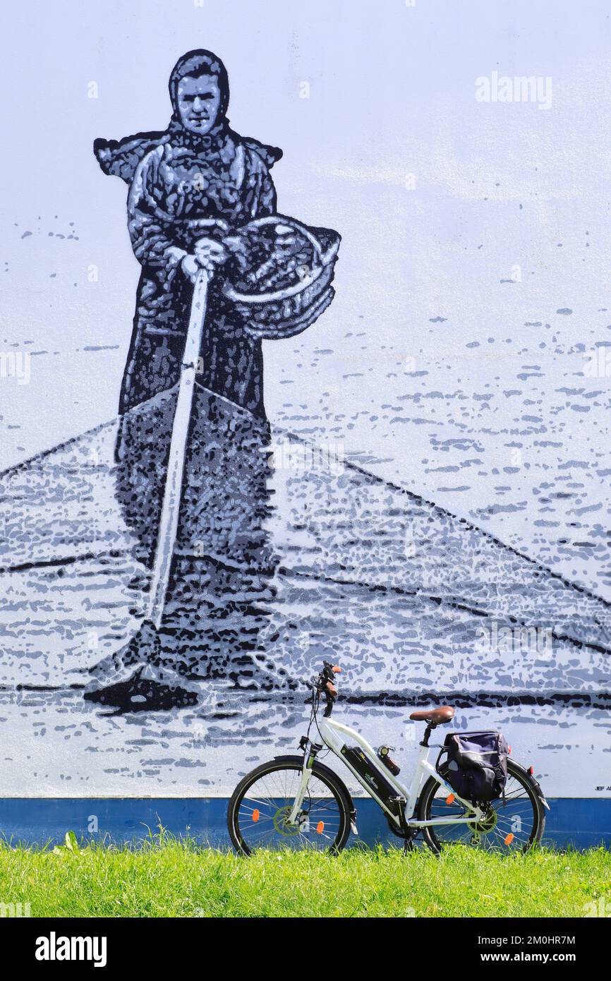 Frankreich, Pas de Calais, Cote d'Opale (Opalküste), Velomarine, Boulonnais, Deux Baies en Montreuillois, Etaples sur Mer, Elektrofahrrad vor einem Wandgemälde von Jef Aerosol mit einer Garnelfischerin Stockfoto