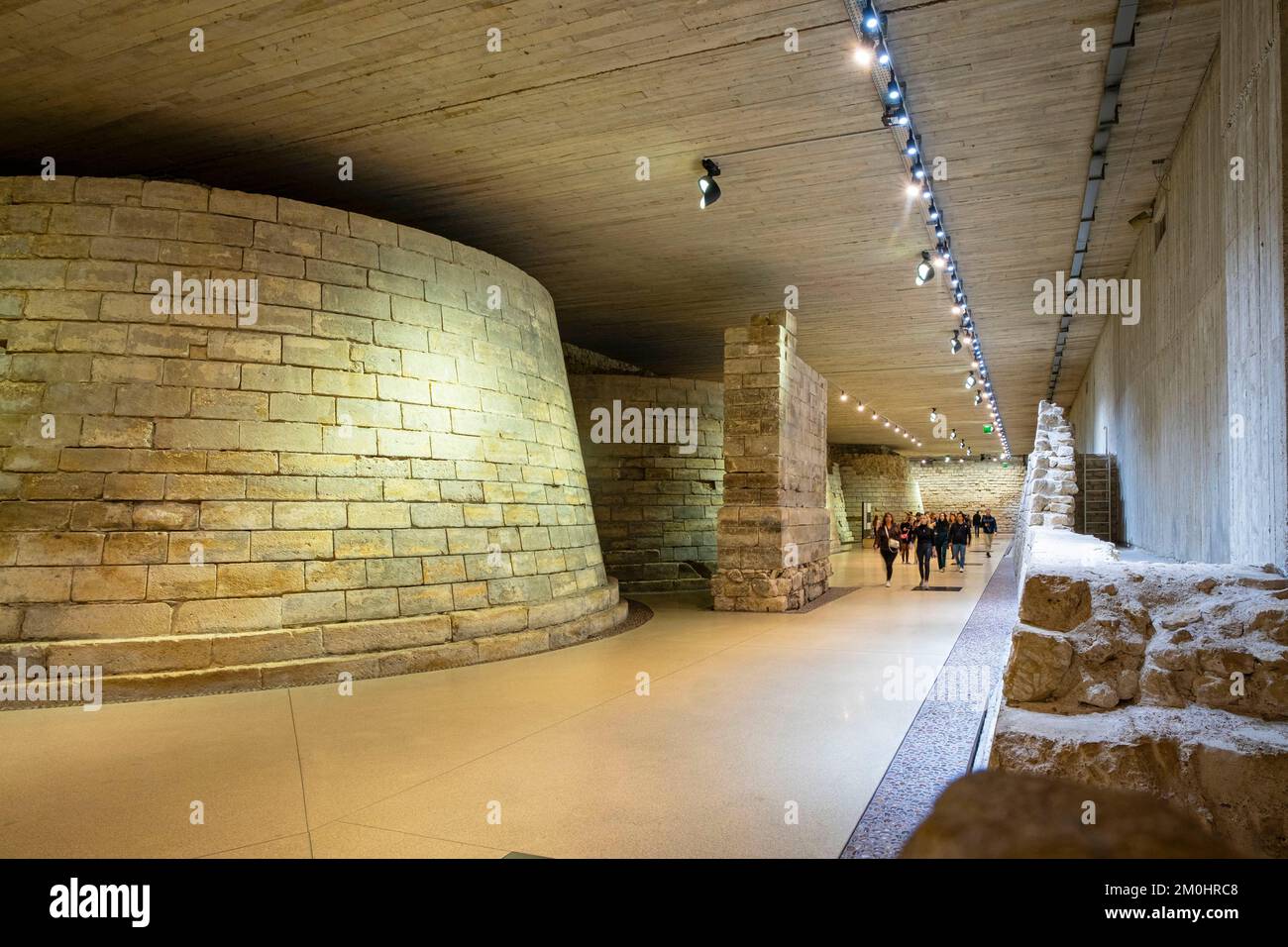 Frankreich, Paris, UNESCO-Weltkulturerbe, mittelalterlicher Louvre, Pavillon de l'Horloge, Touristen passieren den Graben der Überreste des Louvre mit seinen Türmen und dem Gehege von Philippe Auguste (rechts) Stockfoto