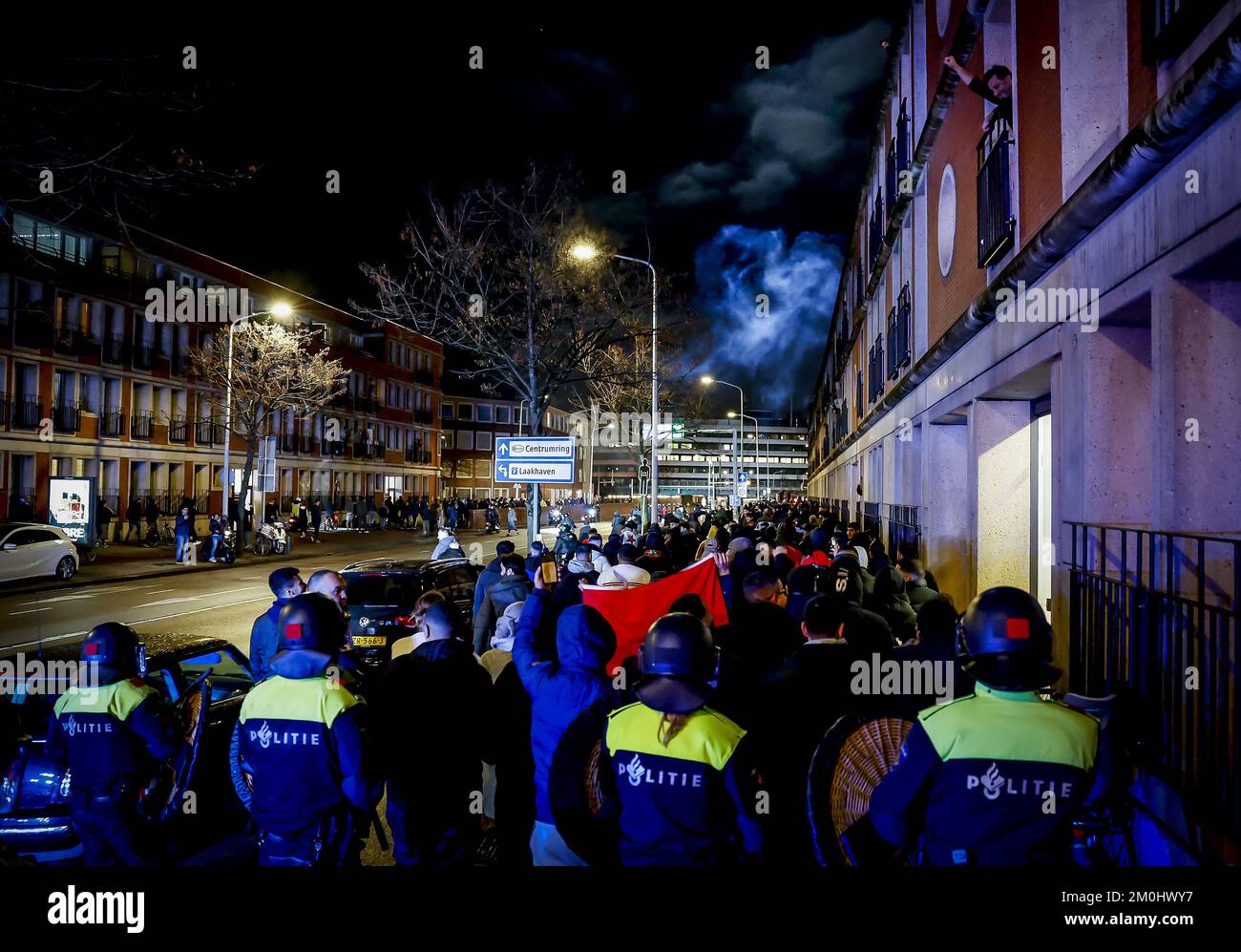 DIE POLIZEI VON DEN HAAG ist nach dem Spiel zwischen Marokko und Spanien bei der Weltmeisterschaft in Katar in Vaillantlaan anwesend. ANP ROBIN VAN LONKHUIJSEN Stockfoto