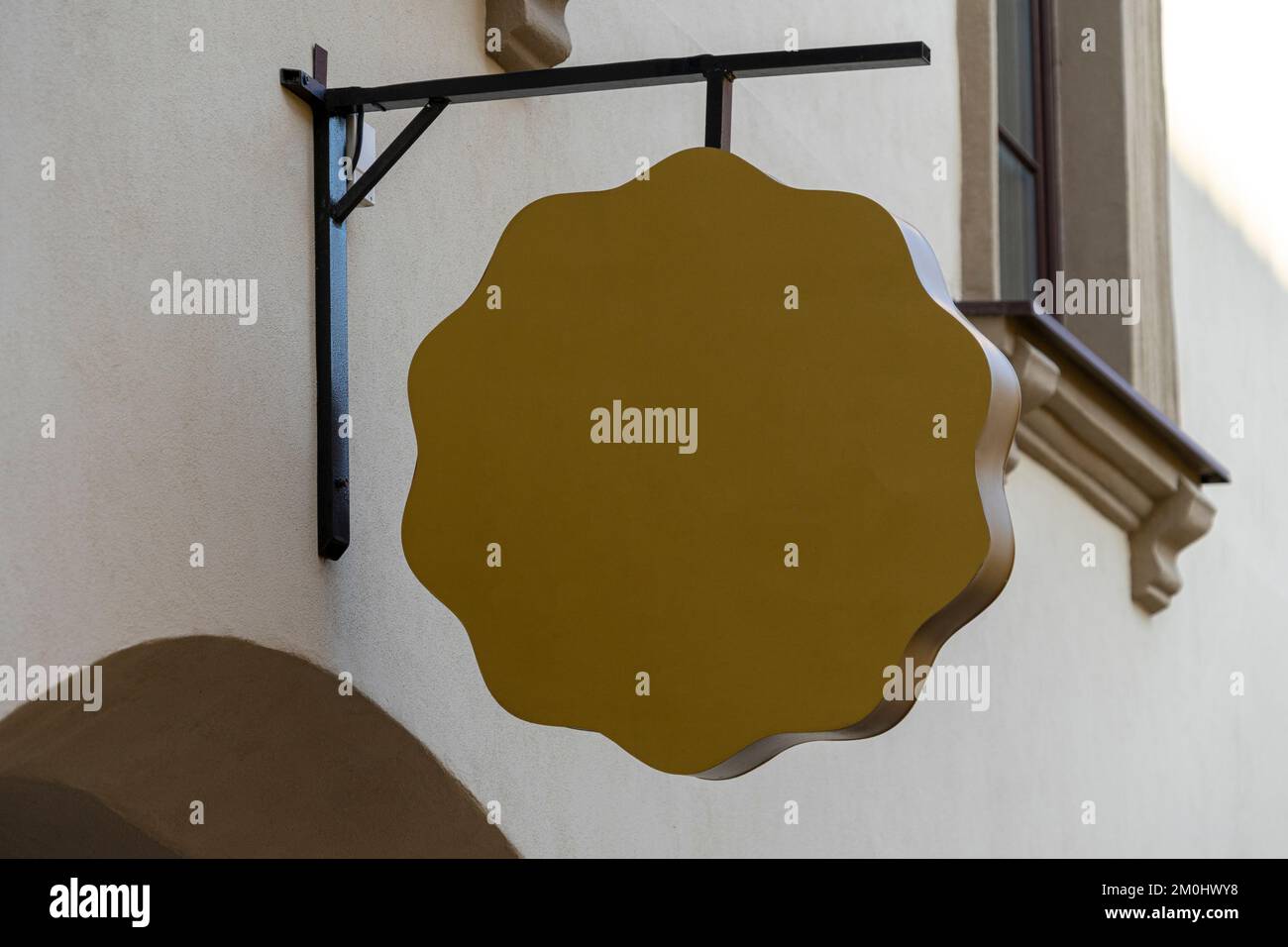 Modell. Leeres Schild des Ladens, Laden an der alten Gebäudewand Stockfoto