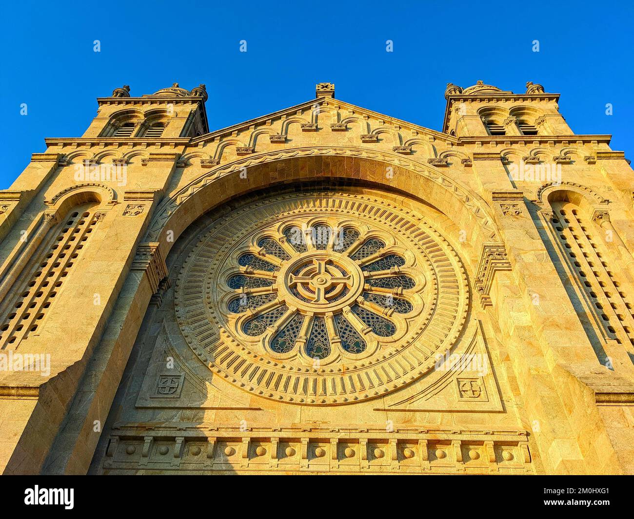 Fassade einer alten gotischen Kirche im Sonnenuntergang, Viana do Castelo, Portugal Stockfoto