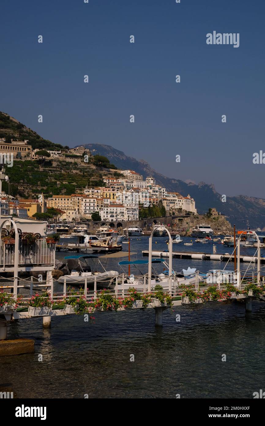 Ein allgemeiner Blick auf Amalfi Stadt mit Blick über den Yachthafen in Richtung Hafen. Stockfoto