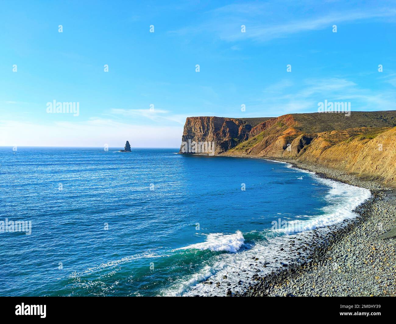 Atlantikküste mit felsigem Strand in der Sonne, Aljezur, Portugal Stockfoto