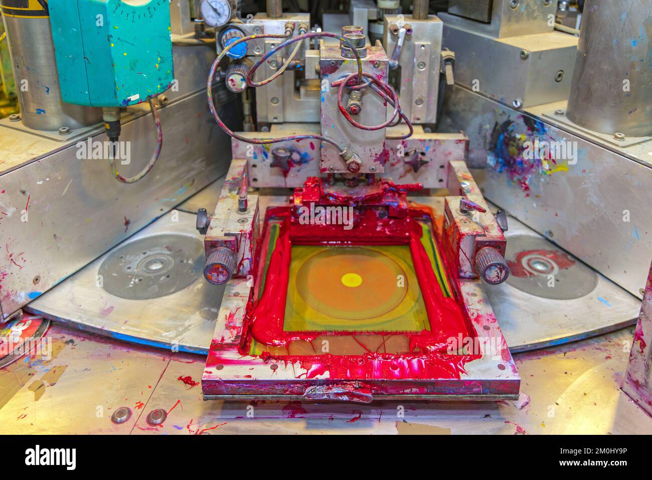 Automatische Siebdruckmaschine, Rot Stockfoto