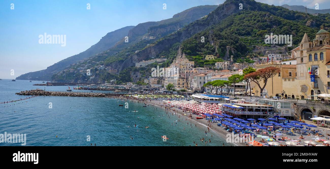 Blick über die Stadt Amalfi mit Hafen und Stränden, Meer und umliegenden Klippen. Stockfoto