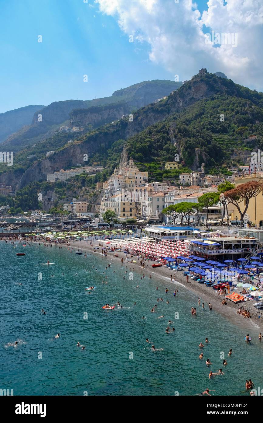 Blick über die Stadt Amalfi mit Hafen und Stränden, Meer und umliegenden Klippen. Stockfoto