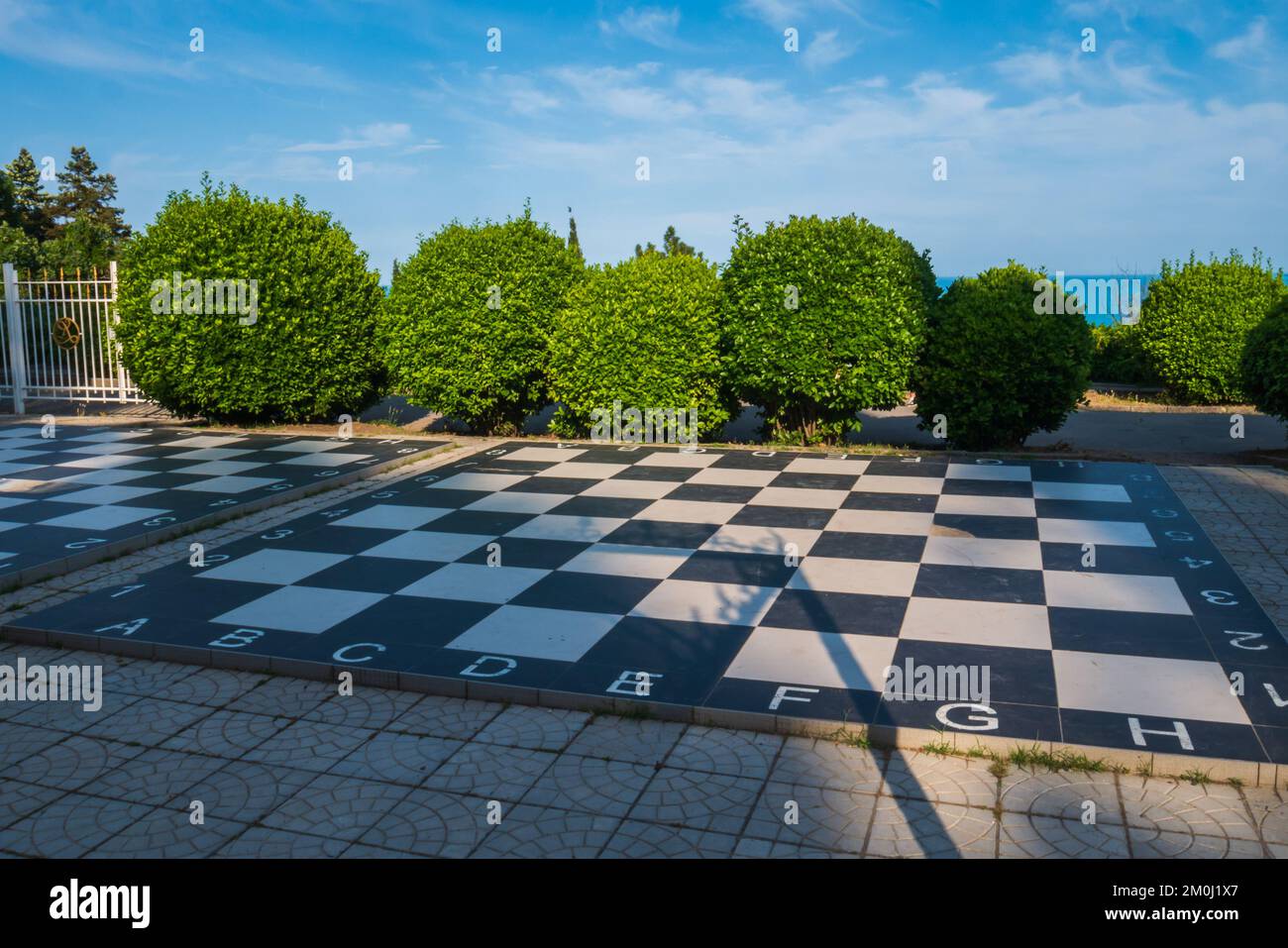 Riesige Schachfiguren auf dem Boden im Freien Stockfoto