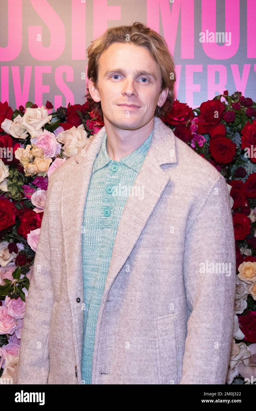 Lewis Reeves kommt zur Premiere von Rosie Molloy und gibt alles auf, auf den Everyman Borough Yards in London. Foto: Dienstag, 6. Dezember 2022. Stockfoto